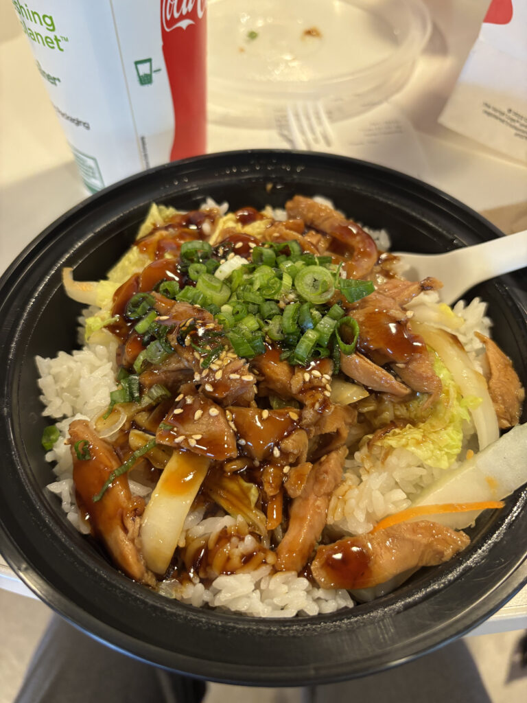 カフェテリアの照り焼きチキン丼